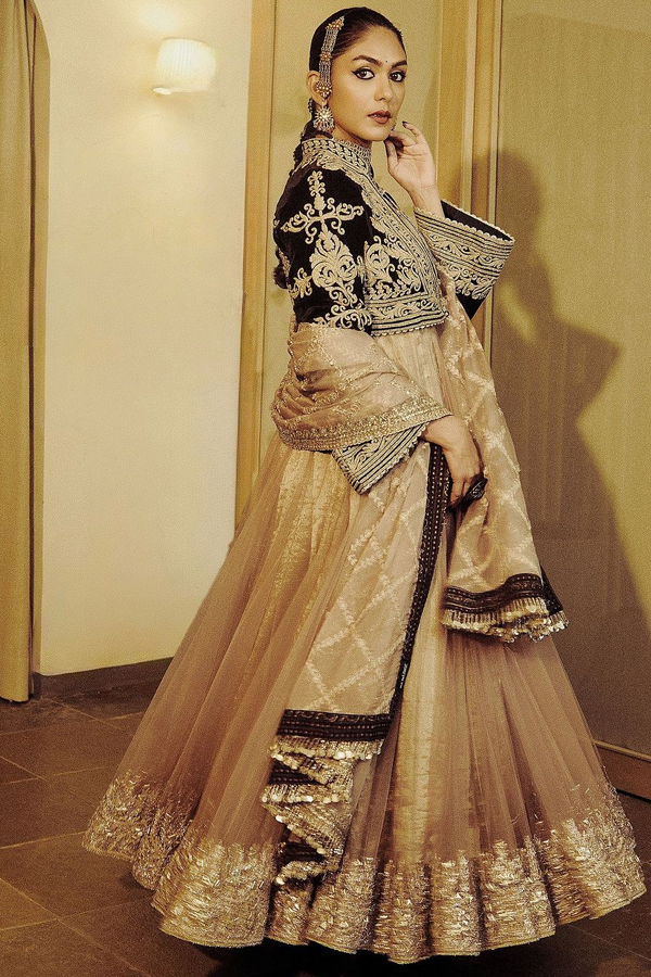 Mrunal Thakur's Grand Festival Celebrations With Family And Friends Pics Viral16