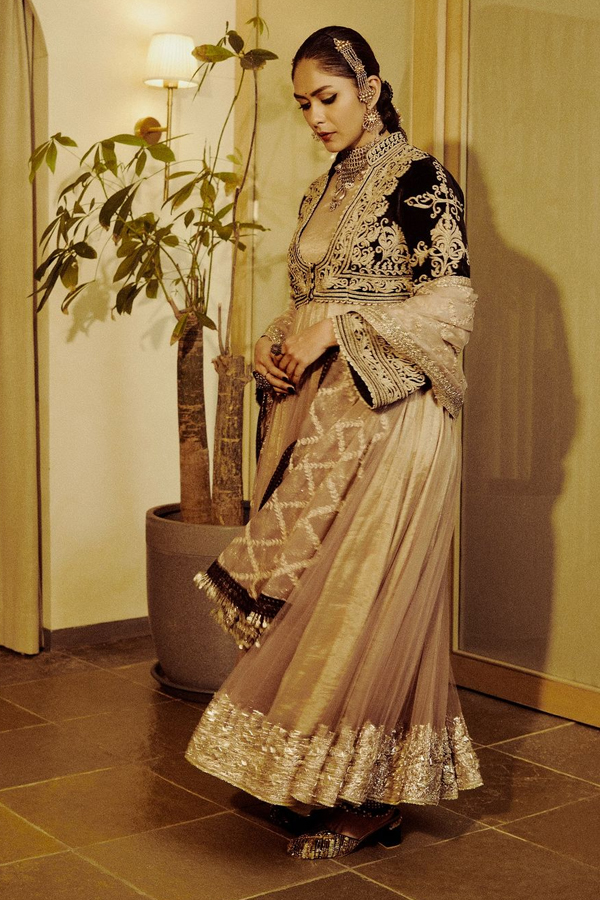 Mrunal Thakur's Grand Festival Celebrations With Family And Friends Pics Viral21