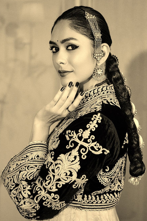 Mrunal Thakur's Grand Festival Celebrations With Family And Friends Pics Viral23