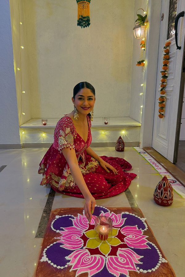 Mrunal Thakur's Grand Festival Celebrations With Family And Friends Pics Viral6