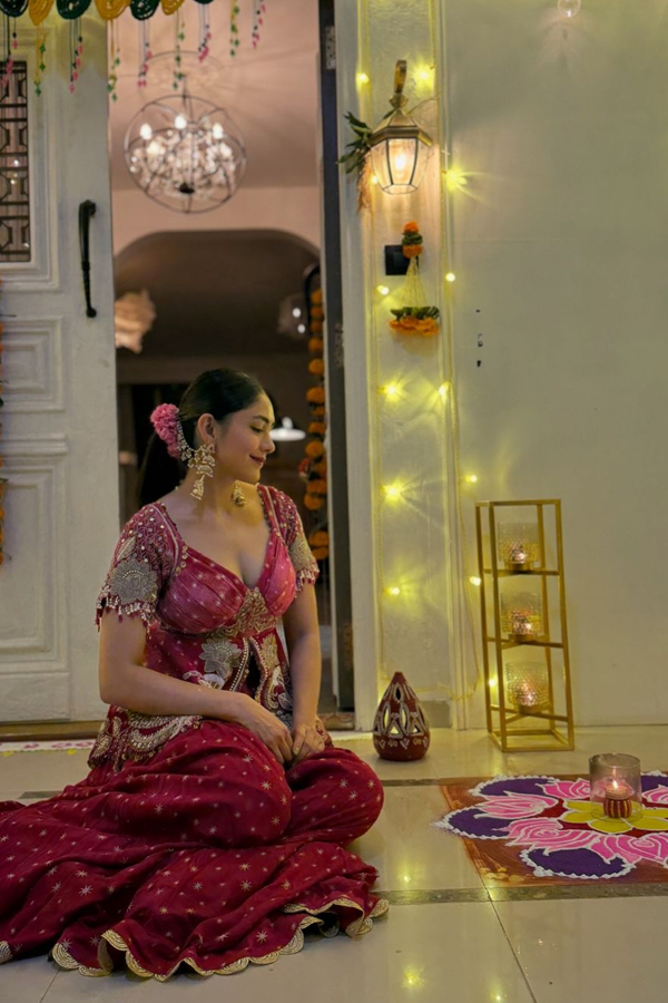 Mrunal Thakur's Grand Festival Celebrations With Family And Friends Pics Viral7