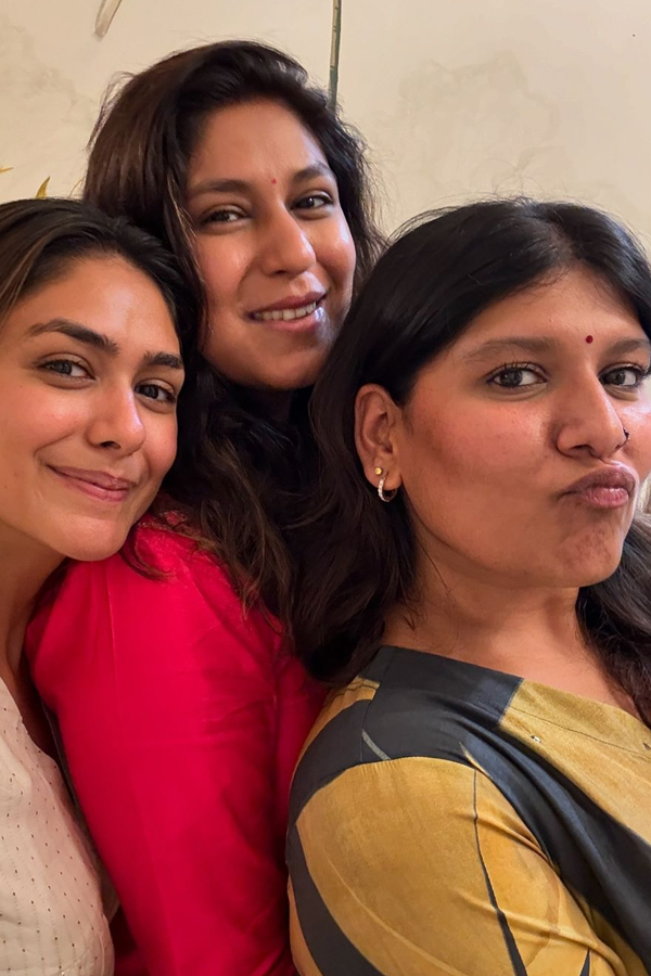 Mrunal Thakur's Grand Festival Celebrations With Family And Friends Pics Viral10