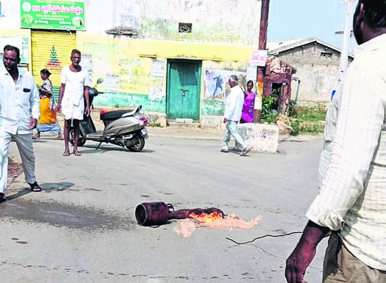 షార్ట్‌ సర్క్యూట్‌తో ఫర్నీచర్‌ షాపు దగ్ధం1