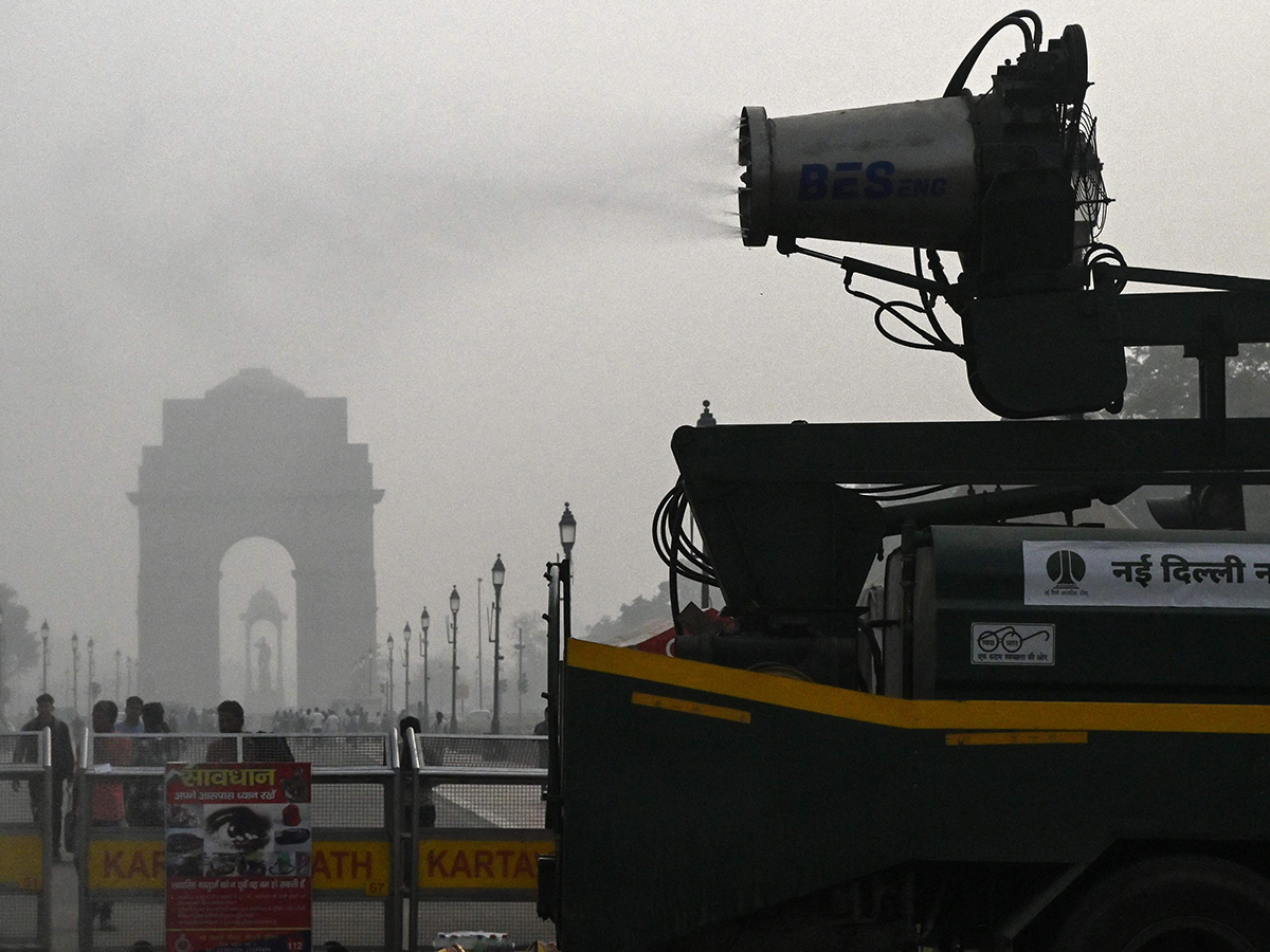 Air pollution amid heavy smoggy in New Delhi10