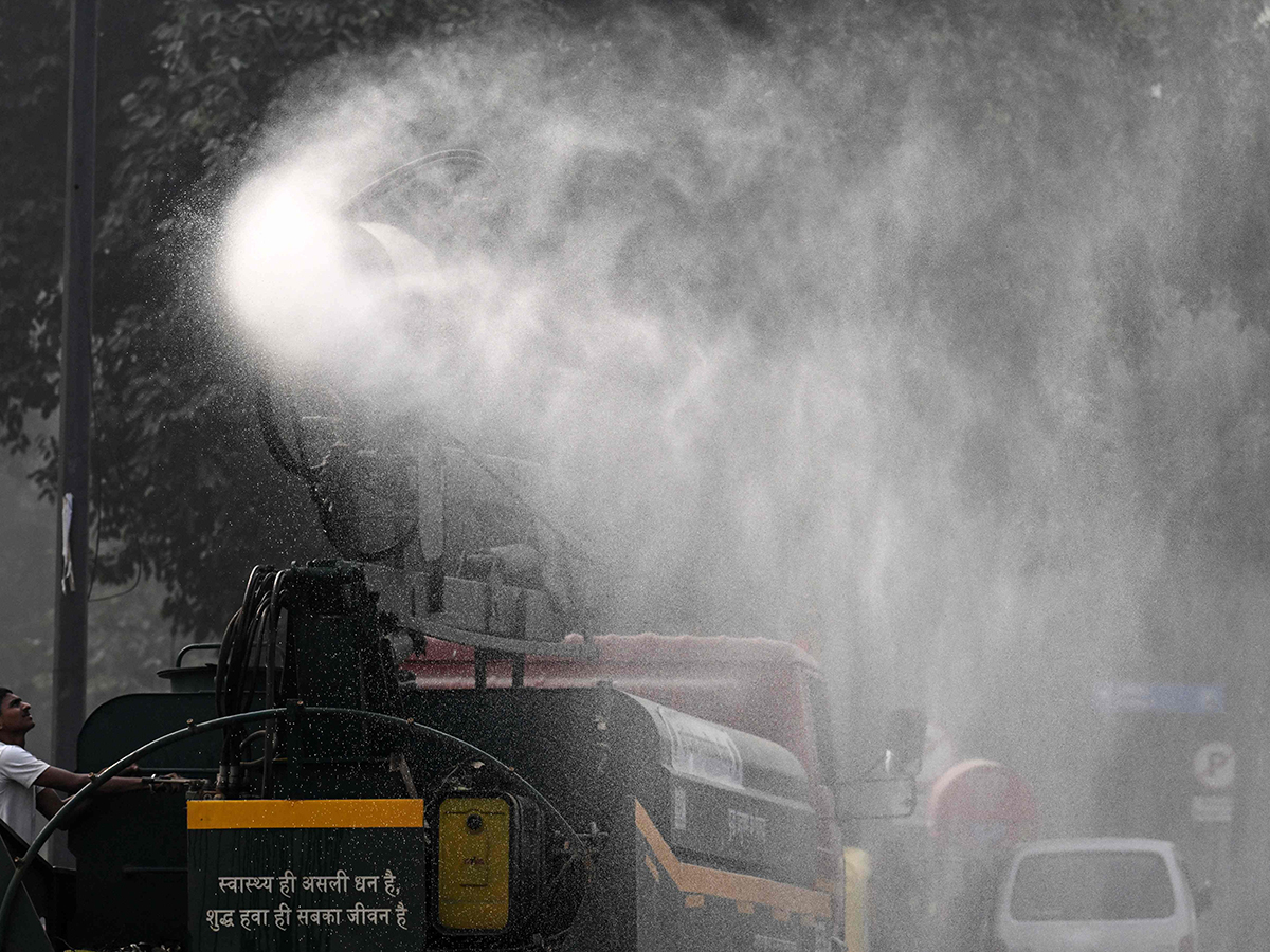 Air pollution amid heavy smoggy in New Delhi11