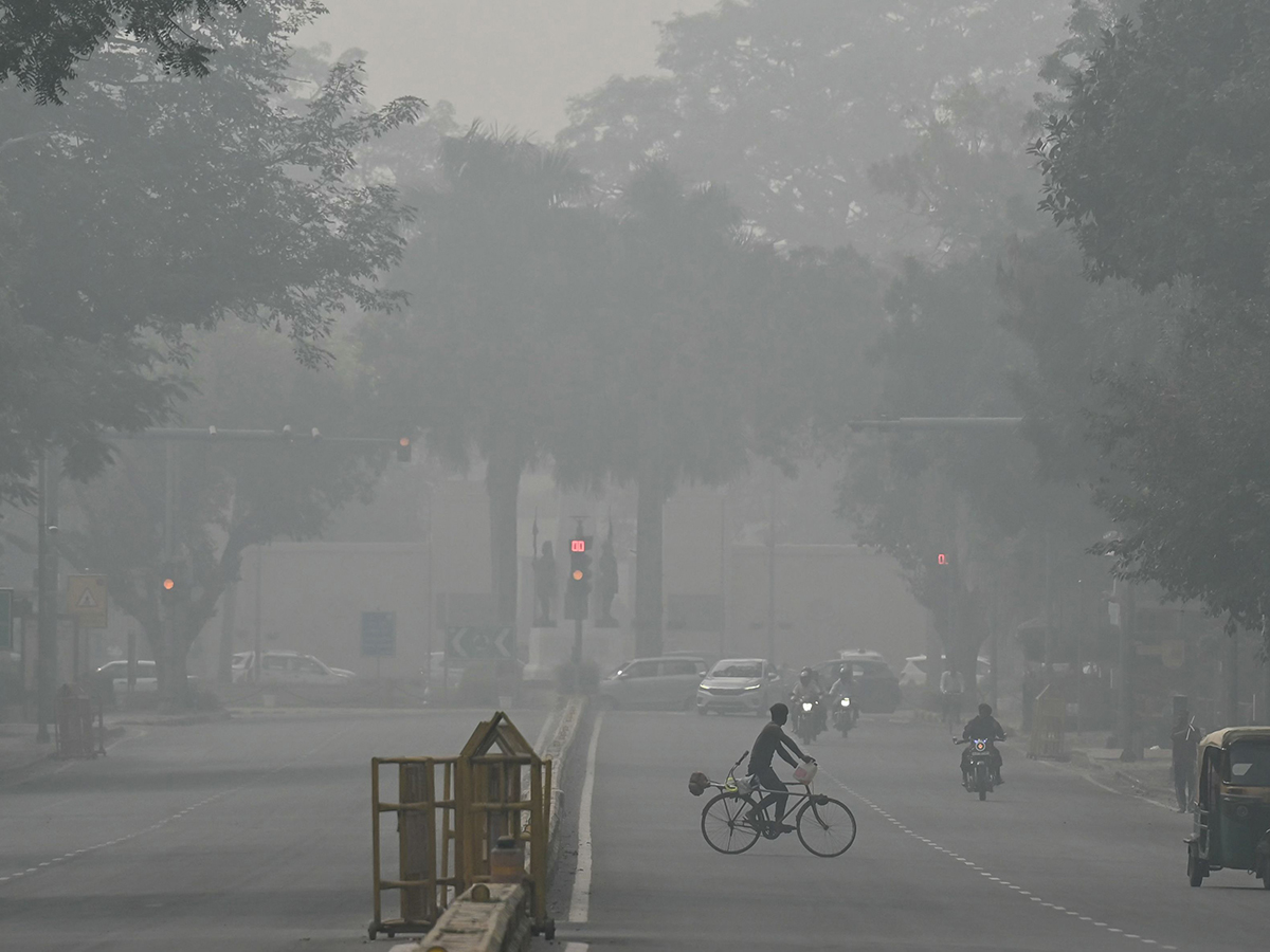 Air pollution amid heavy smoggy in New Delhi19