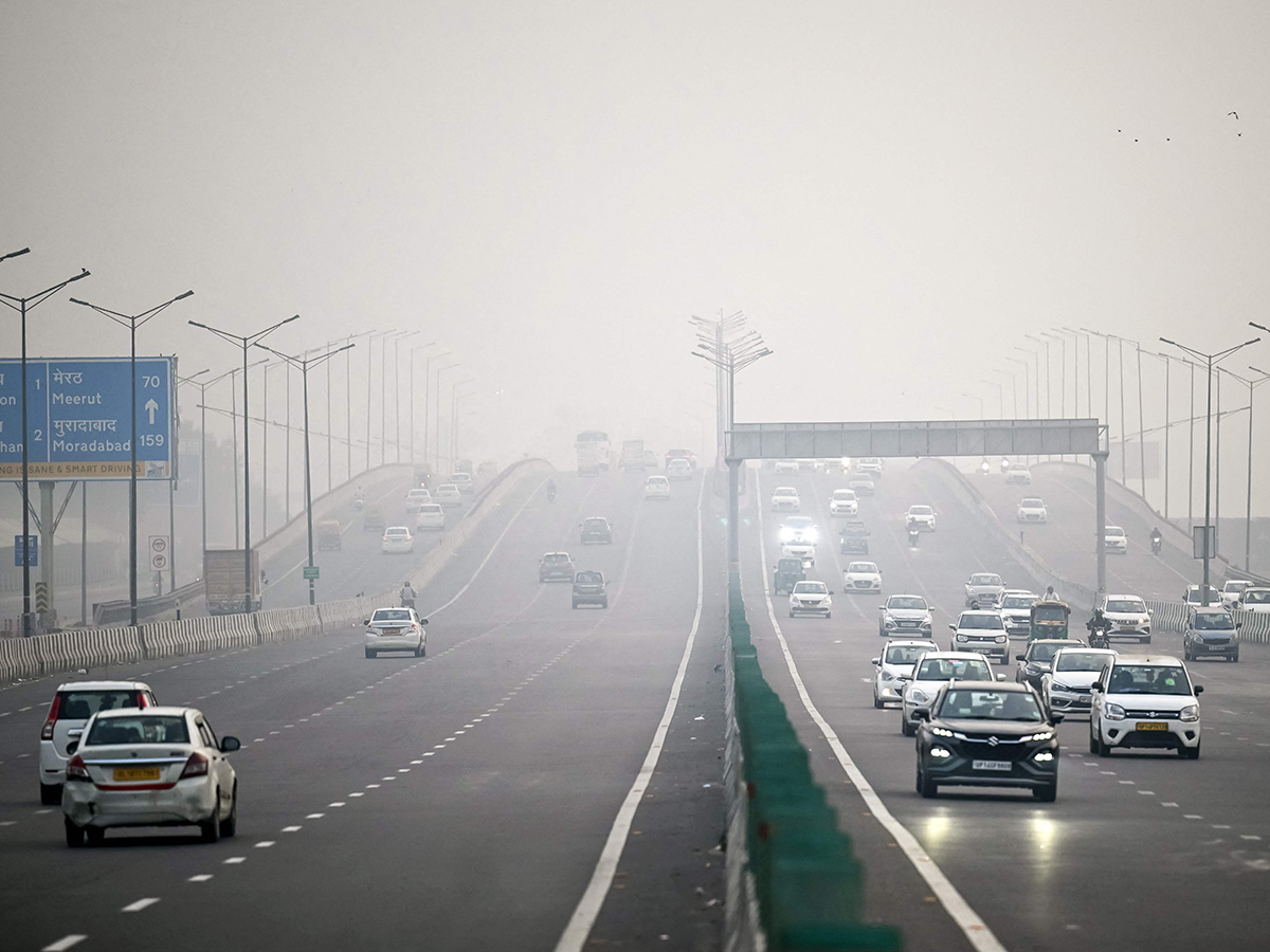 Air pollution amid heavy smoggy in New Delhi24