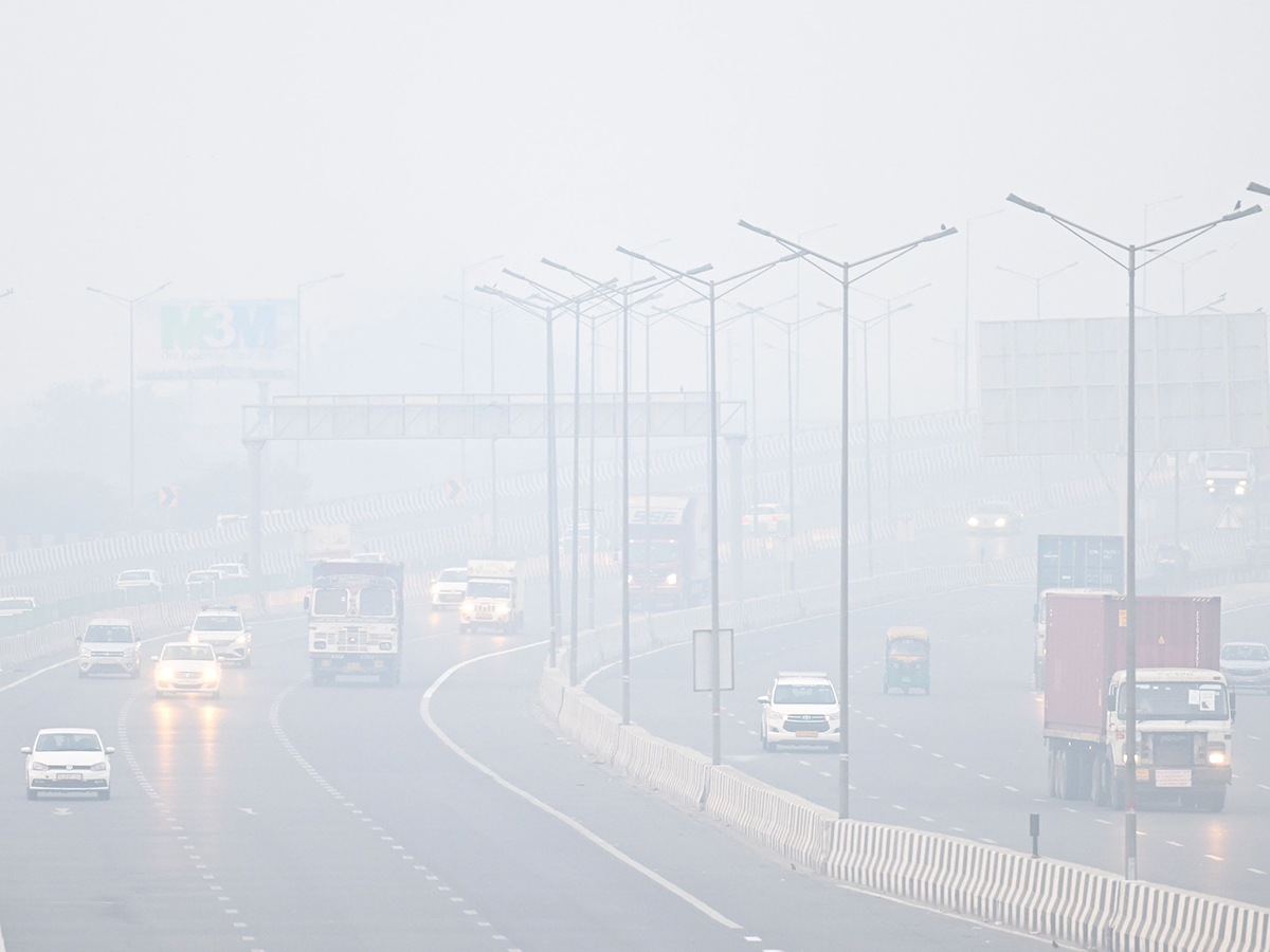 Air pollution amid heavy smoggy in New Delhi25