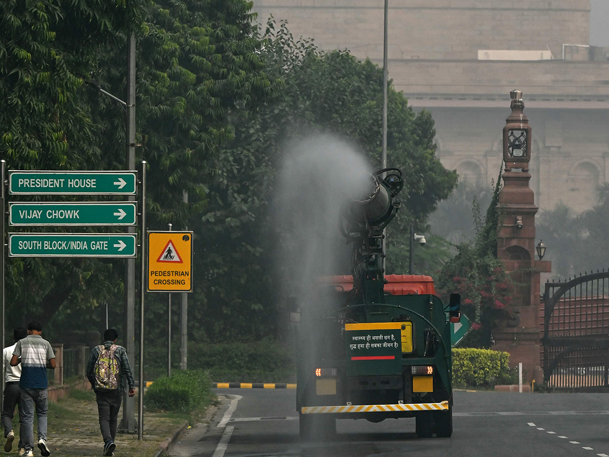 Air pollution amid heavy smoggy in New Delhi8