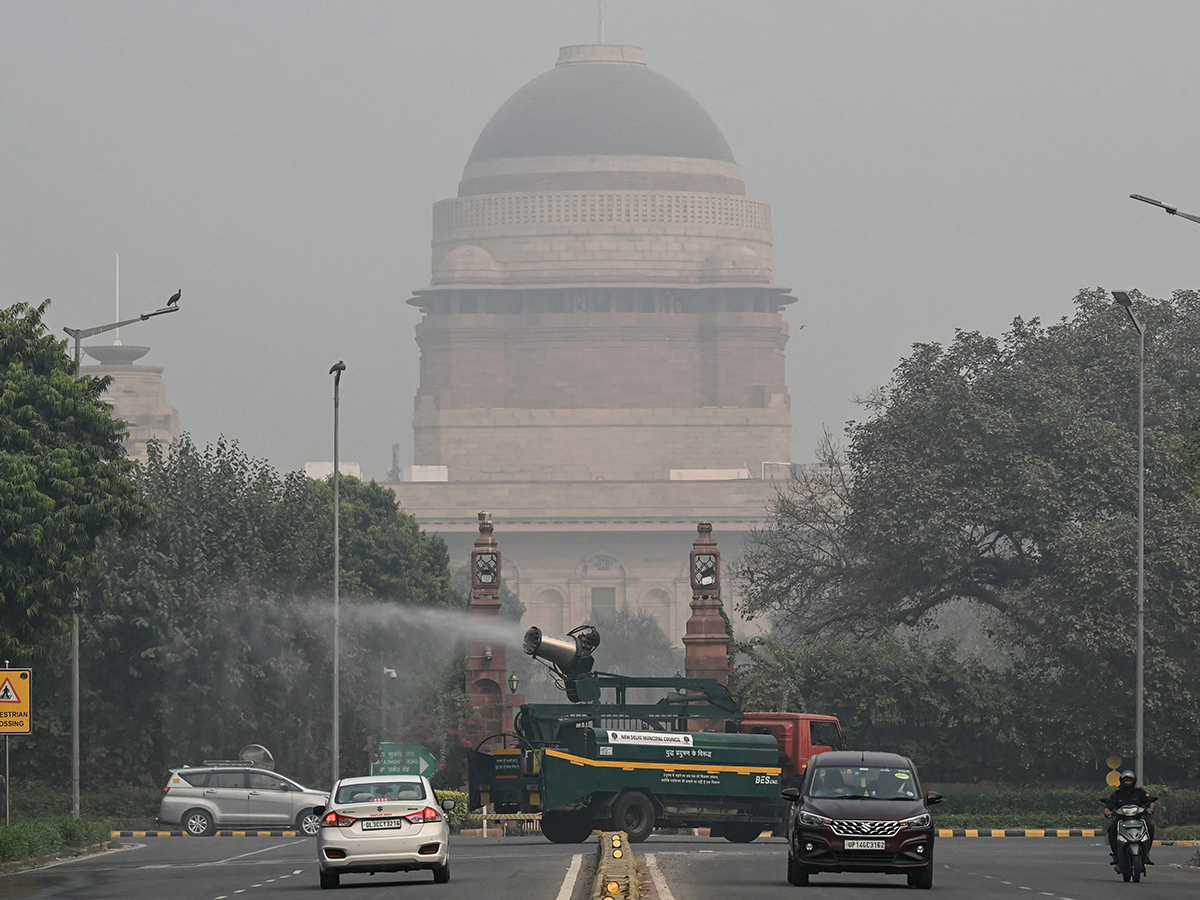 Air pollution amid heavy smoggy in New Delhi9