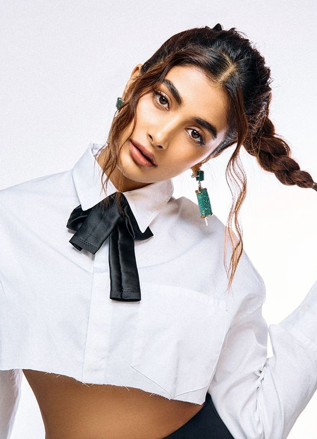  Pooja Hegde Looked As Edgy In A White Crop Top And baggy pants16