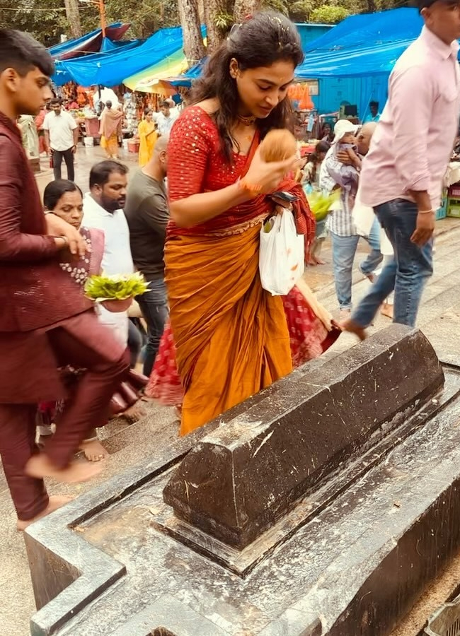 Bigg Boss Harika visits Tirumala with Deepthi and Mehaboob13