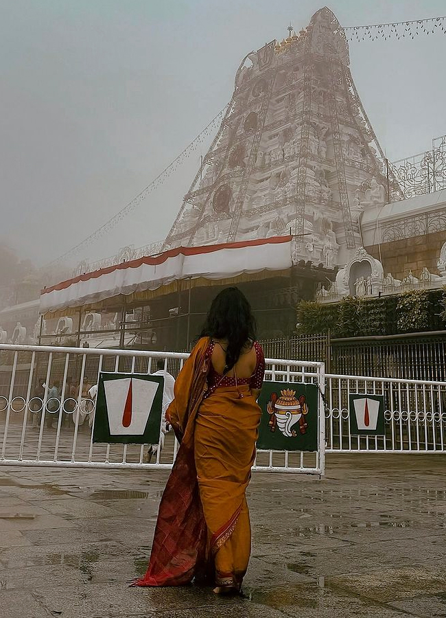 Bigg Boss Harika visits Tirumala with Deepthi and Mehaboob3