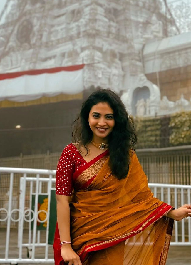 Bigg Boss Harika visits Tirumala with Deepthi and Mehaboob4