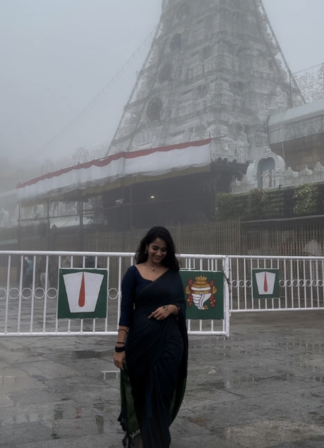 Bigg Boss Harika visits Tirumala with Deepthi and Mehaboob7