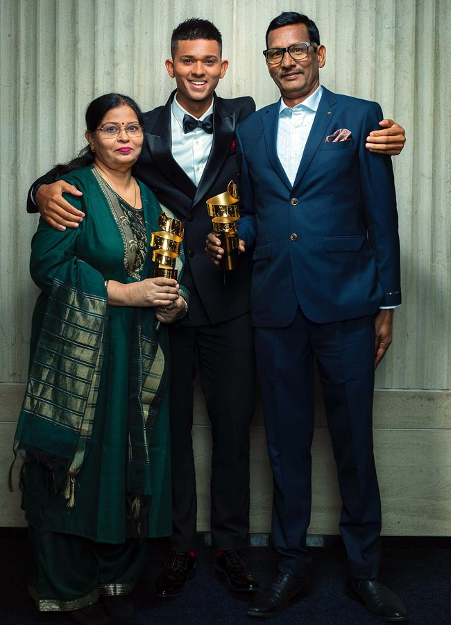 Yashasvi received the Indian Sports Honors Awards along with his parents4