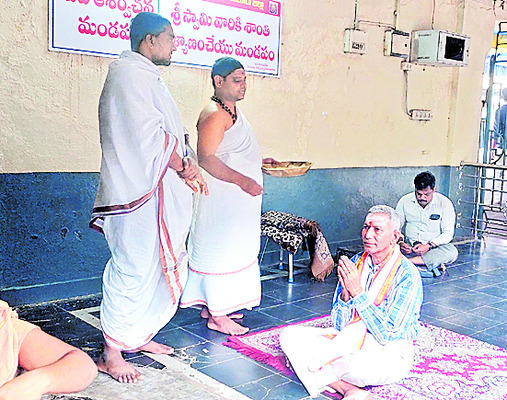 మల్లేశ్వరుని సేవలో హైకోర్టు విశ్రాంత న్యాయమూర్తి 2