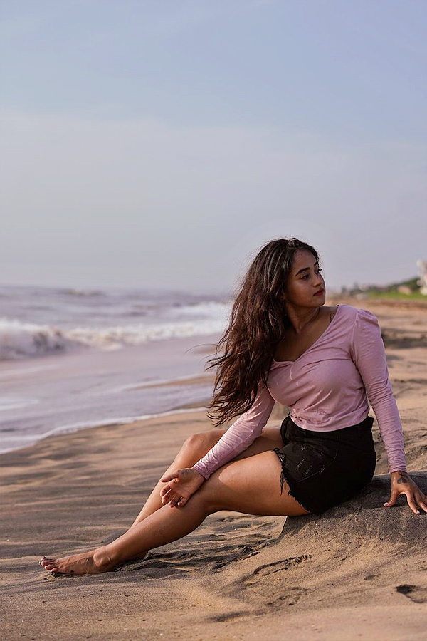 Deepthi Sunaina Enjoys Vacation at Beach, Photos Goes Viral on Social Media14