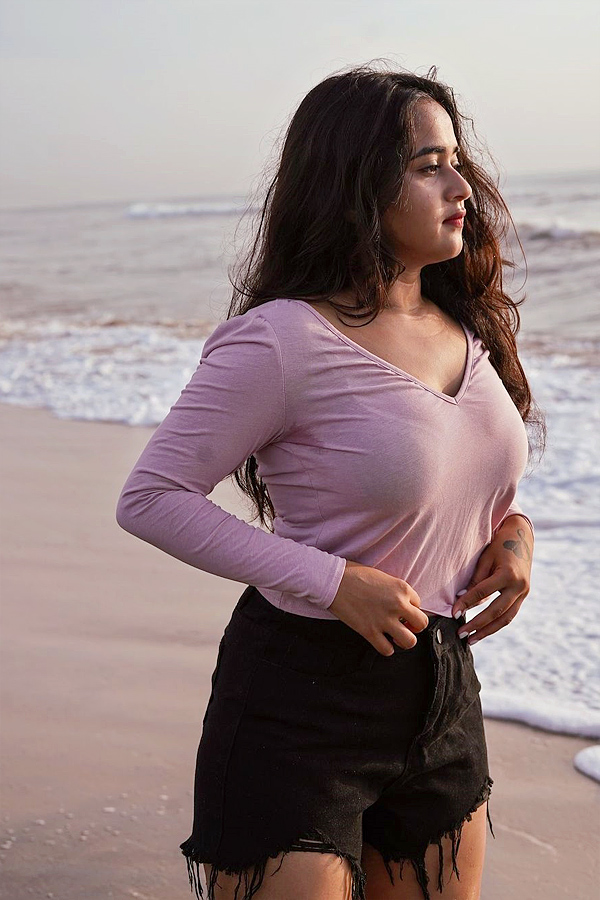 Deepthi Sunaina Enjoys Vacation at Beach, Photos Goes Viral on Social Media15