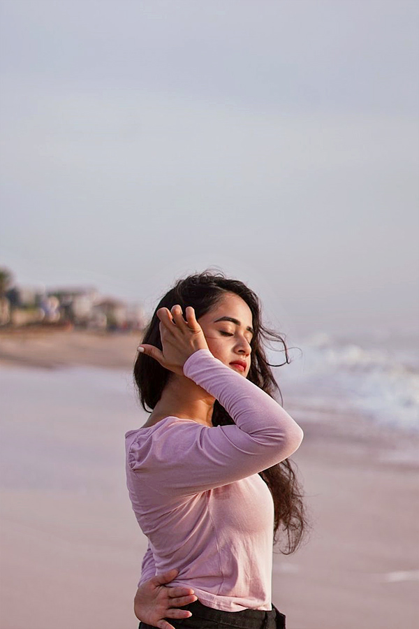 Deepthi Sunaina Enjoys Vacation at Beach, Photos Goes Viral on Social Media16