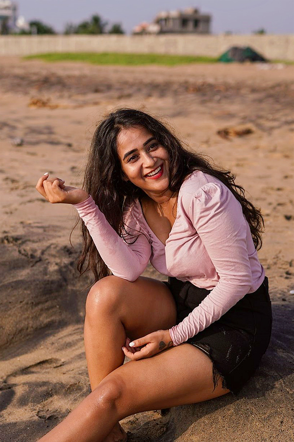 Deepthi Sunaina Enjoys Vacation at Beach, Photos Goes Viral on Social Media17