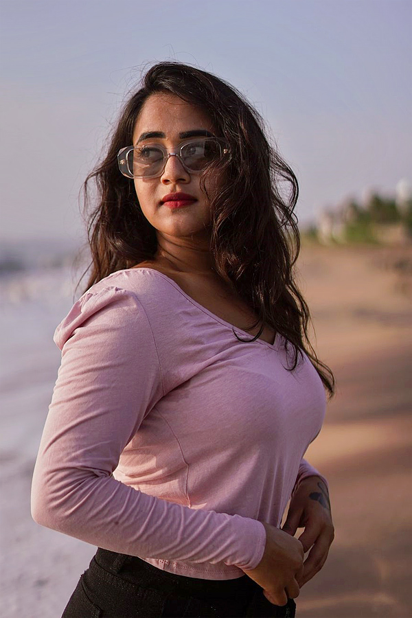 Deepthi Sunaina Enjoys Vacation at Beach, Photos Goes Viral on Social Media19