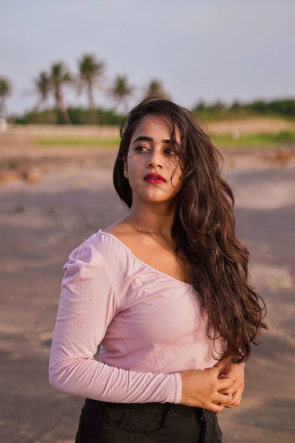 Deepthi Sunaina Enjoys Vacation at Beach, Photos Goes Viral on Social Media21