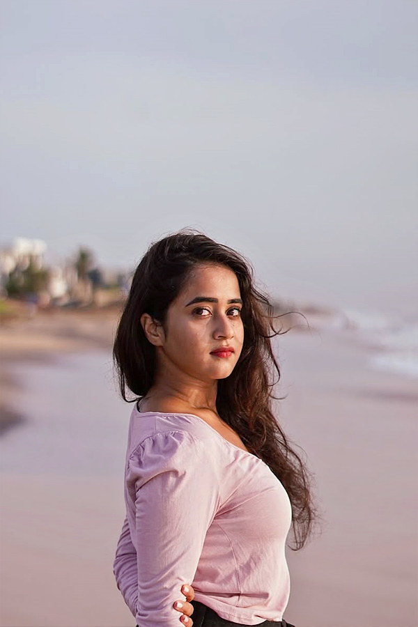 Deepthi Sunaina Enjoys Vacation at Beach, Photos Goes Viral on Social Media4