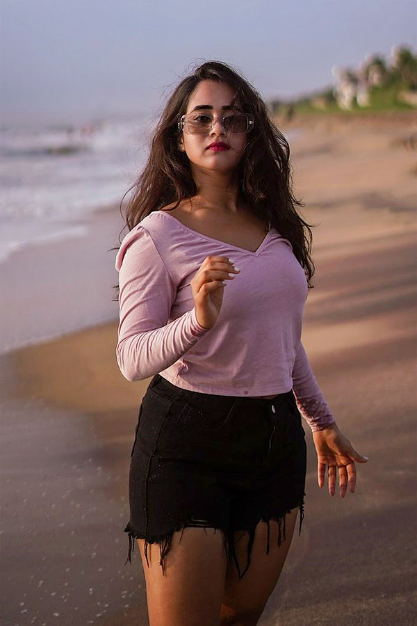 Deepthi Sunaina Enjoys Vacation at Beach, Photos Goes Viral on Social Media5