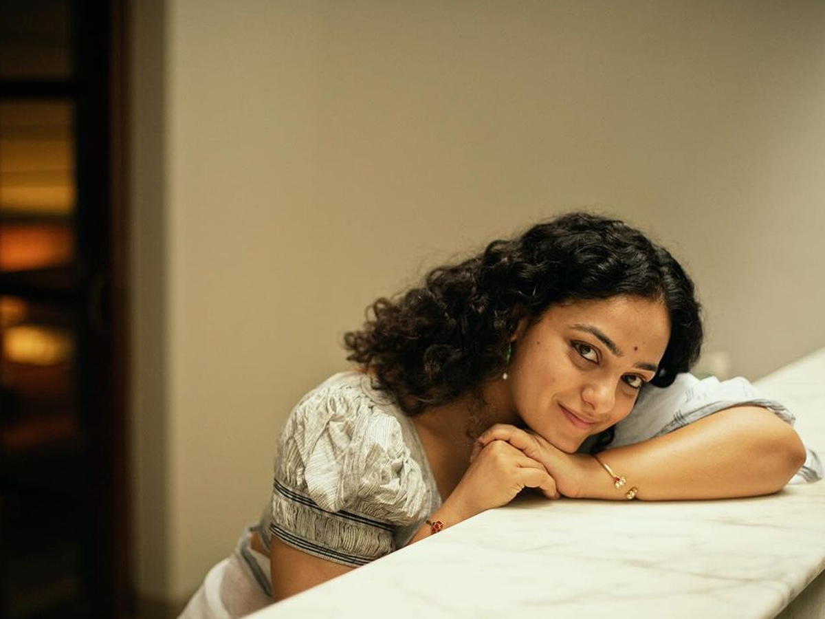 Curly Hair Beauty Nithya Menen Adorable Looks In Saree11