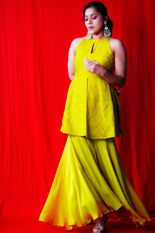 Telugu Anchor Rashmi Gautam Stylish Stills In Yellow Dress3