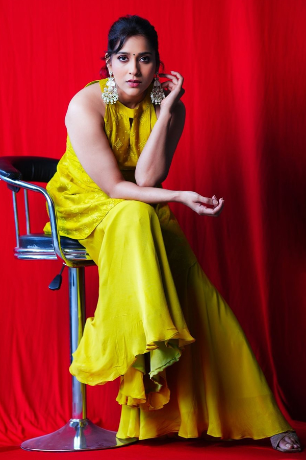 Telugu Anchor Rashmi Gautam Stylish Stills In Yellow Dress5