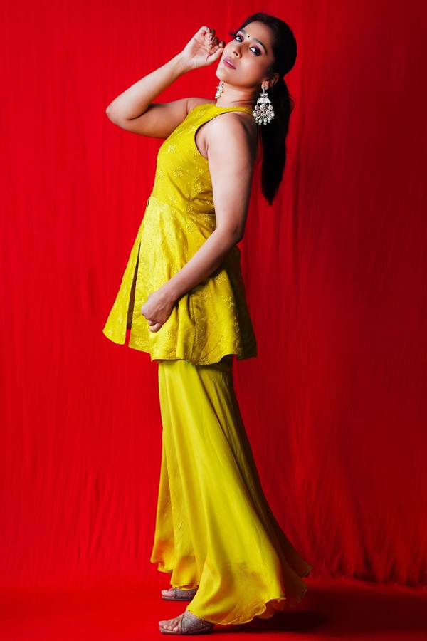 Telugu Anchor Rashmi Gautam Stylish Stills In Yellow Dress10