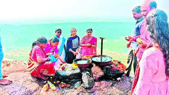 బుగులోనికి భారీగా భక్తజనం1