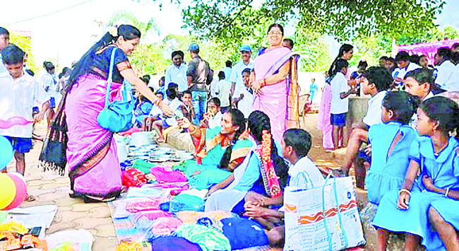 సంతలో వస్తు విక్రయాలపై.. విద్యార్థులకు అవగాహన 1