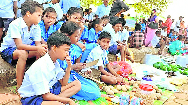 సంతలో వస్తు విక్రయాలపై.. విద్యార్థులకు అవగాహన 2