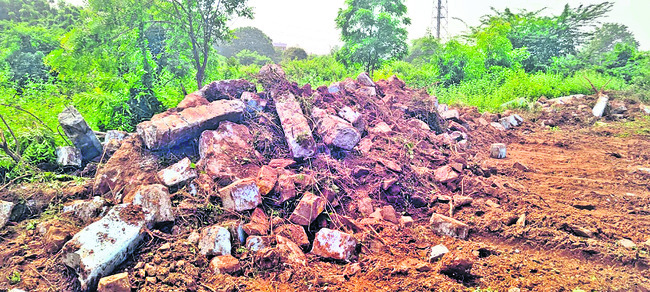 భార్యను వదలి వెళ్తూ.. యువకుడు దుర్మరణం
1