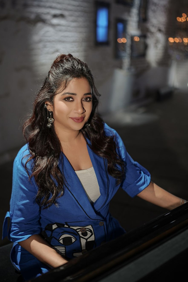 Star Singer Shreya Ghoshal In A Fabulous Fashion Style Photos18