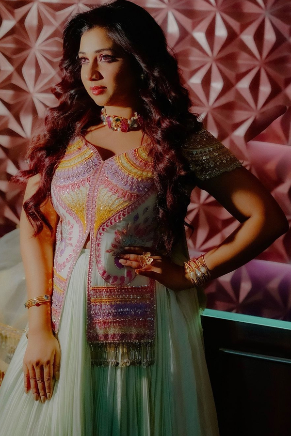 Star Singer Shreya Ghoshal In A Fabulous Fashion Style Photos9