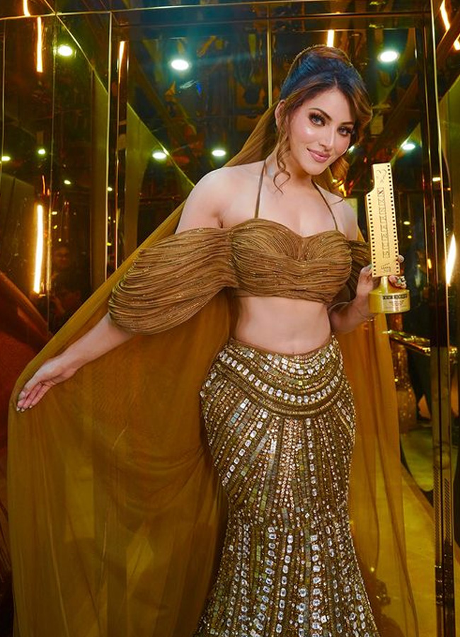 Urvashi Rautela shared the pics of award winning moments16