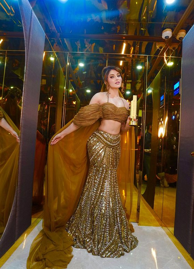 Urvashi Rautela shared the pics award winning moments5