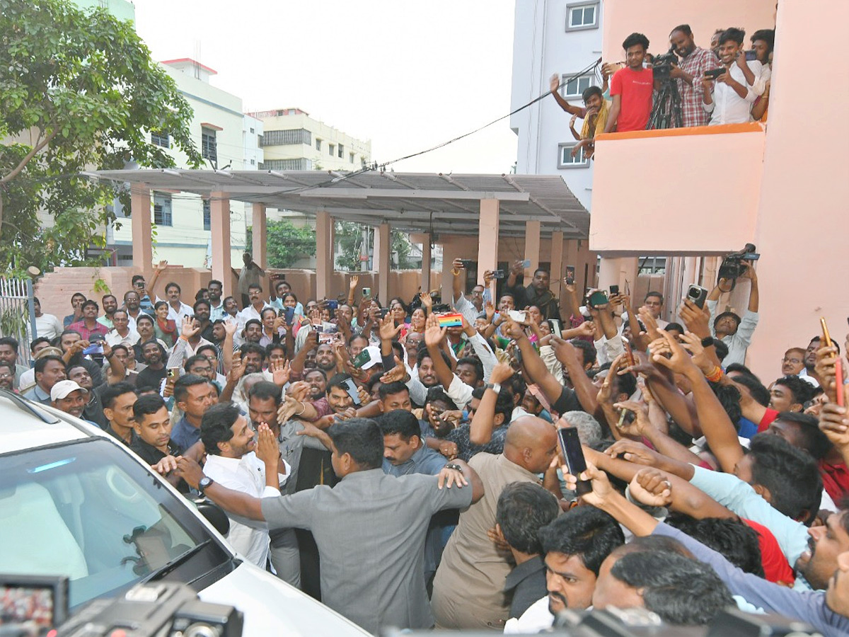 YS Jagan Visit Sri Sringeri Sharada Peetham At Vijayawada Photos7