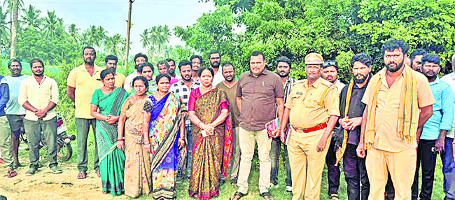 మద్యం దుకాణంతో మూడు గ్రామాలకు ఇబ్బందులు 1