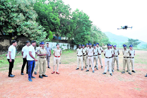 శ్రీమఠంలో భక్తుల సందడి  
1