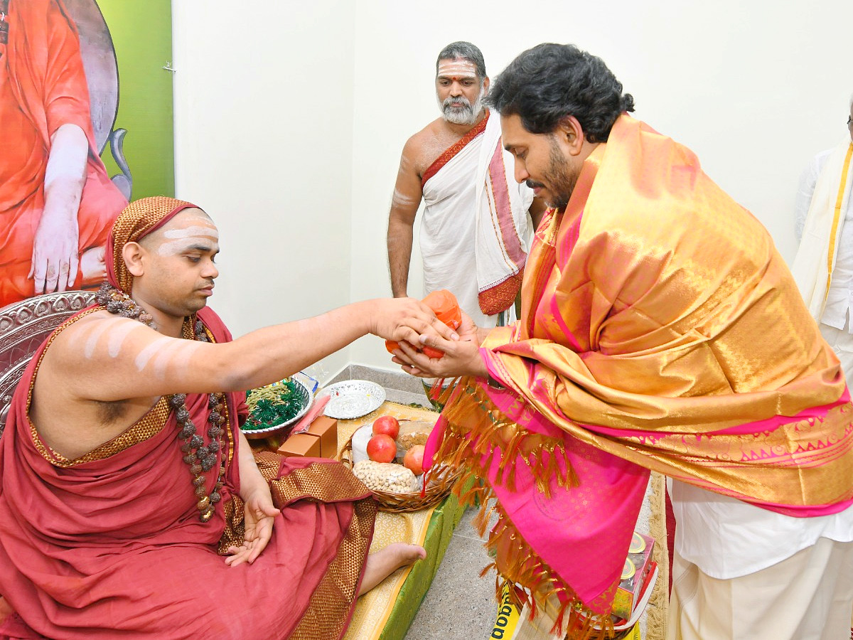 YS Jagan Visit Sri Sringeri Sharada Peetham At Vijayawada Photos2