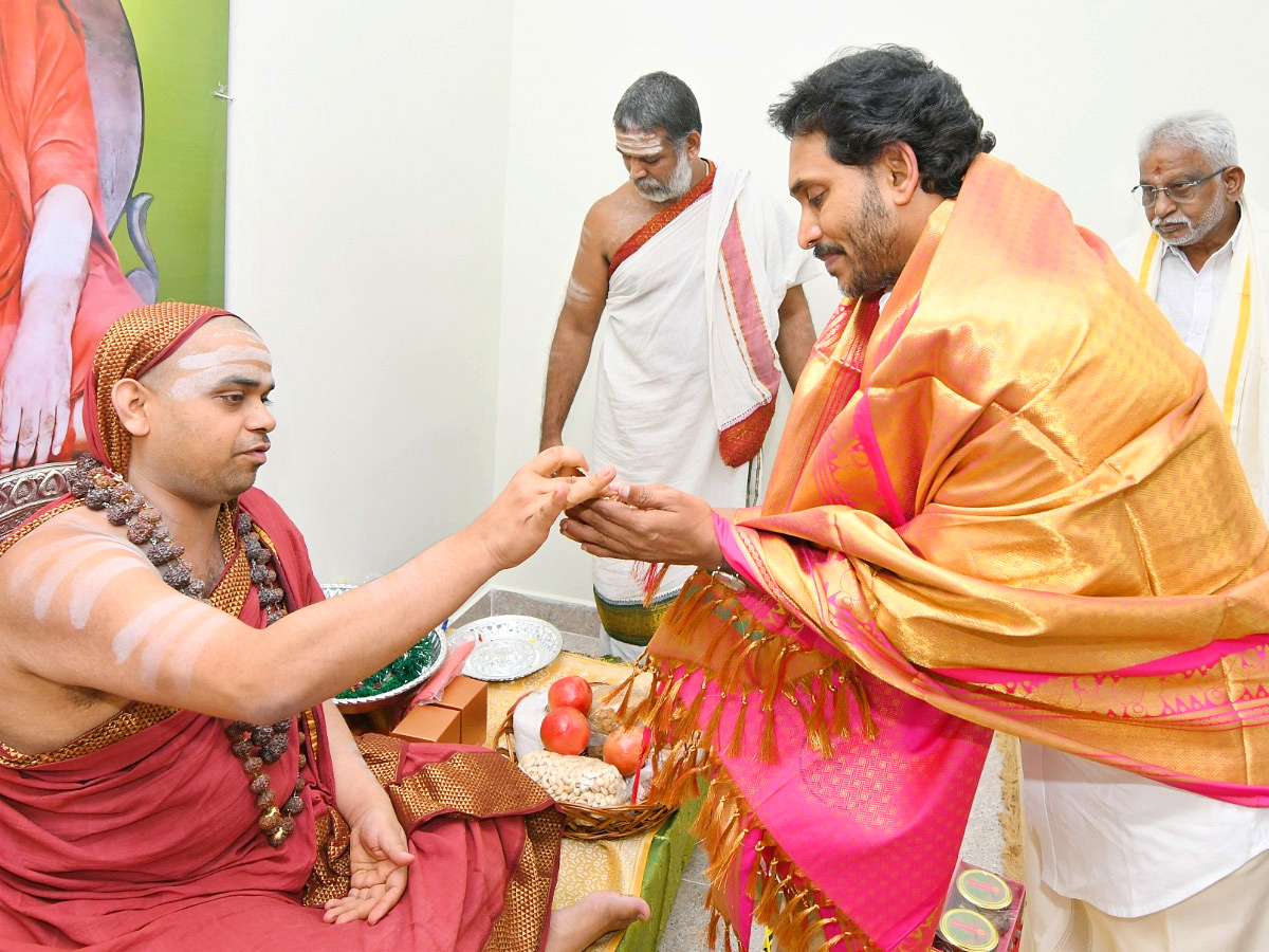 YS Jagan Visit Sri Sringeri Sharada Peetham At Vijayawada Photos4