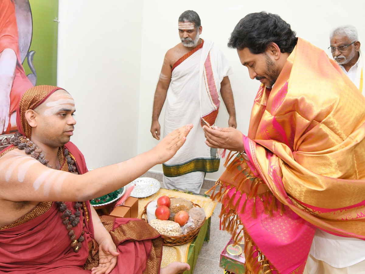 YS Jagan Visit Sri Sringeri Sharada Peetham At Vijayawada Photos5