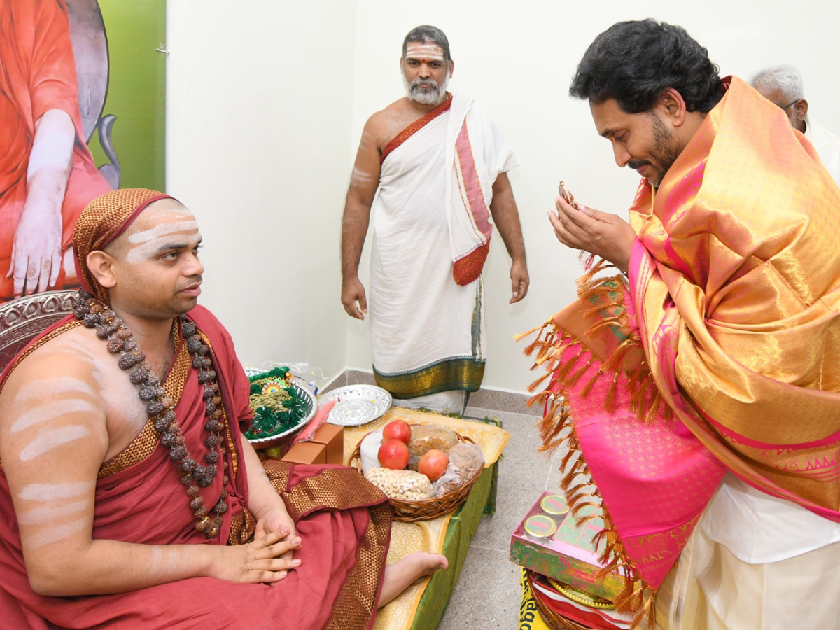 YS Jagan Visit Sri Sringeri Sharada Peetham At Vijayawada Photos6