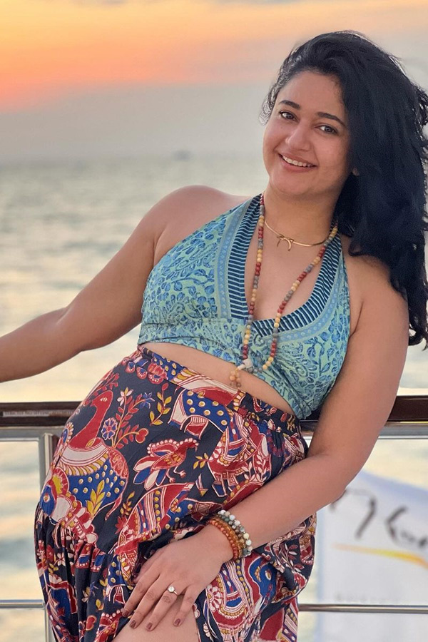 Glamorous Clicks Of Poonam Bajwa at Beach Photos Goes Viral on Social Media9