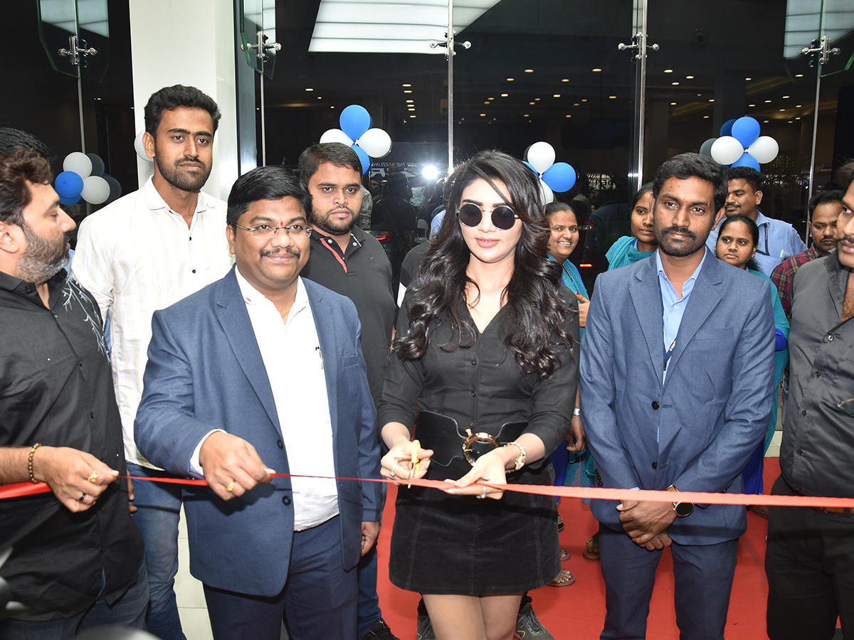 Jabardasth Varsha unveils Dazzling Dzire at Kalyani Motors: Pics16